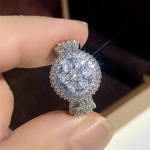 Anello di Fidanzamento e Matrimonio di Lusso con Pavé di Diamanti per Donne, Elegante Gioiello Scintillante - Product Image 3