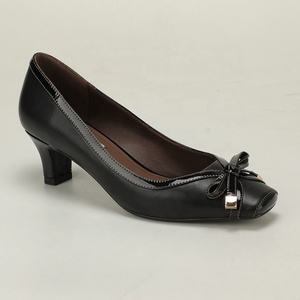 Escarpins de bureau en <span class=keywords><strong>cuir</strong></span> verni bicolore à <span class=keywords><strong>talon</strong></span> chaton avec nœud, talons polyvalents pour tenue décontractée ou professionnelle, escarpins élégants et matures - Product Image 4