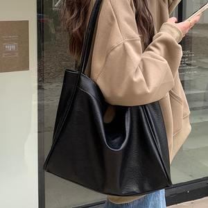 Sac fourre-tout en cuir souple pour femme, grande capacité, noir, design minimaliste, sac à bandoulière pour usage quotidien, pour les trajets ou les cours - Product Image 3