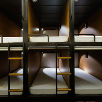 KSL Factory Lit capsule modulaire double étage en acier robuste et design, avec rideau, pour hôtel et auberge