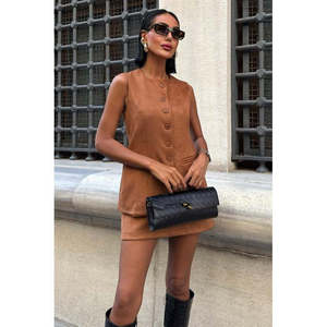 Conjunto de Chaleco y Minifalda de Gamuza Sobe para Mujer, Sin Mangas, Estilo Normcore, Minimalista, Ecológico, Color Camel, Forrado, 9998 - Product Image 6