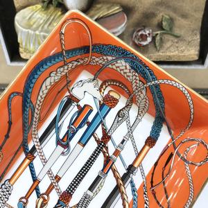 Cendrier créatif en céramique à quatre fentes pour cigares, avec base rouge, style américain moderne, sans fumée, respectueux de l'environnement, pour la maison et le bureau - Product Image 4