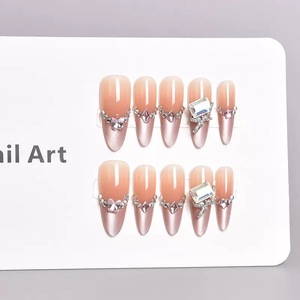 Autocollants d'ongles artificiels sophistiqués de style nouveau, en strass rose clair effet œil de chat, forme amande, pour un look glacé et atmosphérique - Product Image 5