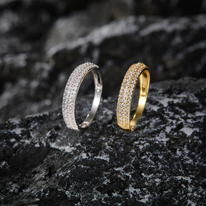 Anillo de Eternidad de Moissanita en Oro Amarillo para Mujer, Corte Brillante Redondo, Engaste Pavé, Estilo Clásico, Joyería de Boda - Product Image 3