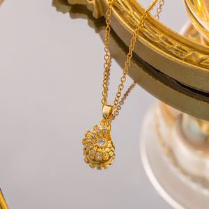 Collier pendentif géométrique tendance en zircon plaqué or en acier inoxydable pour femme, série Océan, avec breloque poisson - Product Image 6