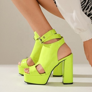 รองเท้าส้นตึกแบบเปิดนิ้วเท้าทรงเหลี่ยมหนังแก้วสำหรับฤดูร้อนปี 2022 พร้อมสายรัดข้อเท้าแบบไขว้  ไซส์ใหญ่สำหรับผู้หญิง ไซส์ 46 - Product Image 1