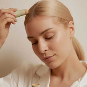 Suero Capilar DUO ANTI-FRIZZ y COBERTOR DE CANAS BLONDE, Vegano y Libre de Crueldad Animal, con Ácido Hialurónico - Product Image 1