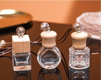 Pendentif Diffuseur de Parfum de Voiture en Verre avec 4 Arômes d'Huiles Essentielles pour une Fragrance Longue Durée, Ornement pour l'Intérieur Auto