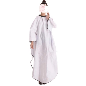 Delantal de peluquero de salón con logotipo personalizado de salida de fábrica profesional Capa de barbería de poliéster - Product Image 2