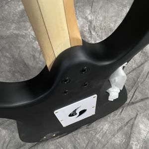 أسود ماركة ابن 7 فولت جيتار كهربائي جسم غير لامع مع الأجهزة الذهبية الشحن السريع في المخزون - Product Image 3