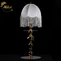 Lampe de table NIKA Luxury Victorian Wedding, abat-jour en tissu blanc ivoire à franges, support en métal doré, pièce maîtresse lumineuse pour événements et fêtes