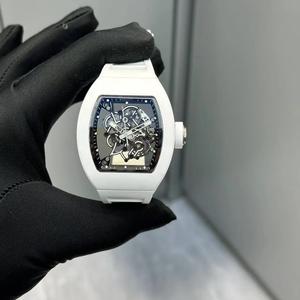 El Reloj Mecánico Rm055 Más Vendido - un Reloj Blanco con Diseño Abierto - Product Image 1