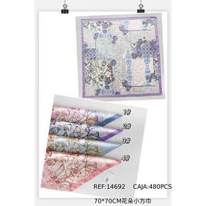 Foulard quadrato floreale 70x70 cm in seta stampata, accessorio moda donna - Product Image 3