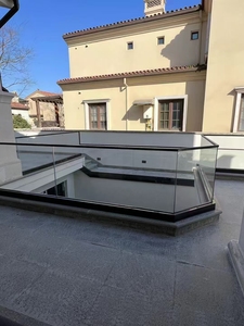 Système de balustrade en verre sans cadre moderne pour escaliers extérieurs, balcons, villas, centres commerciaux - Conception en aluminium en forme de U, résistant à <span class=keywords><strong>la</strong></span> rouille - Product Image 5