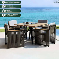 Ensemble de table à manger en teck massif haut de gamme et chaises en rotin, design minimaliste moderne pour usage extérieur, villa, jardin, hôtel, maison d'hôtes