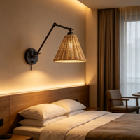 Applique murale en rotin à bras articulé, lampe murale réglable en métal noir avec abat-jour en rotin pour chambre à coucher, hôtel, éclairage de lecture
