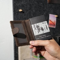 Portefeuille minimaliste à deux volets pour hommes brun foncé avec porte-cartes pop-up bloquant la RFID antivol pour étui Airtag pour cartes de crédit