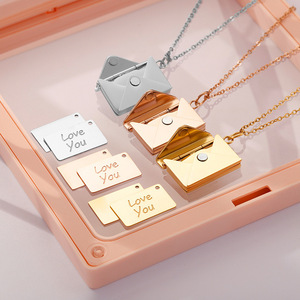 สร้อยคอจี้รูปซองจดหมายแบบพลิกได้ ทำจากสแตนเลสสตีลเคลือบทอง 18K PVD |   จดหมายรักสลักลาย ของขวัญสำหรับคู่รัก |   ป้องกันการแพ้และทนทาน - Product Image 2