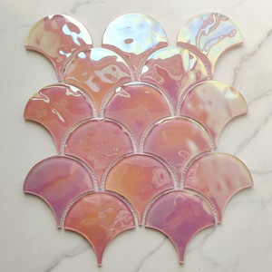 Prezzo all'ingrosso nuovo prodotto <span class=keywords><strong>rosa</strong></span> forma di ventaglio di pesce scala iridescente tessere di mosaico di vetro per la decorazione della parete - Product Image 1