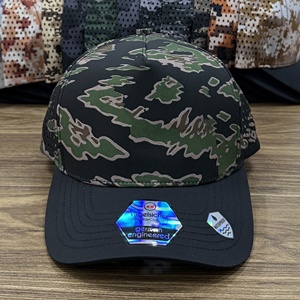 Casquettes de golf imperméables en gros, motif camouflage vert tigre, 5 panneaux, à fermeture snapback, perforées et respirantes pour hommes - Product Image 2