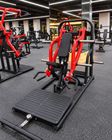 Machine à ramer à charge libre SK-NTK-22 avec support de poitrine, plateforme pour les pieds, poignées chromées et bras de mouvement rouges pour usage en salle de sport