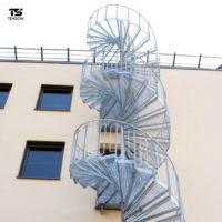 Escalier en colimaçon de luxe moderne pour villa, avec marches en acier inoxydable et en bois, design durable pour l'intérieur et l'extérieur