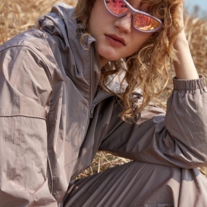 Veste coupe-vent imperméable respirante pour femmes, idéale pour la course à pied, la randonnée et les activités hivernales en plein air - Product Image 4