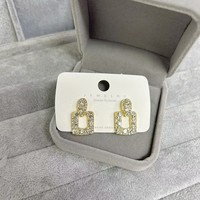 Orecchini con strass scintillanti e montatura quadrata cava