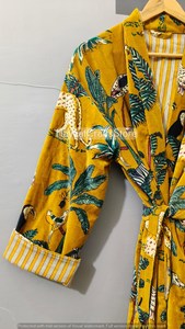 ชุดคลุมยาวลายสัตว์สีเหลืองพร้อมเข็มขัดรัด แขนยาว เหมาะสำหรับใส่ในฤดูร้อน ผลิตจากผ้าไม่ถักทอแบบกลับด้านได้ เป็นมิตรต่อสิ่งแวดล้อม ทำจากกำมะหยี่ - Product Image 3