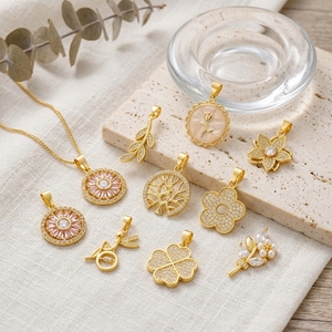 LUOYUNE <span class=keywords><strong>Ciondolo</strong></span> Boho Romantico Placcato Oro 18K in Ottone con Zirconi Cubici, Albero <span class=keywords><strong>della</strong></span> <span class=keywords><strong>Vita</strong></span>, <span class=keywords><strong>Fiore</strong></span> e Quadrifoglio, per Rivenditori di Boutique, Vendita all'Ingrosso - Product Image 1