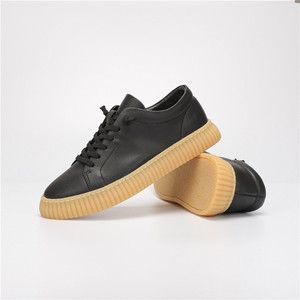 Vente en gros de baskets décontractées sportives à semelles en caoutchouc antidérapantes, basses, en cuir de vache blanc et noir pour hommes - Product Image 2