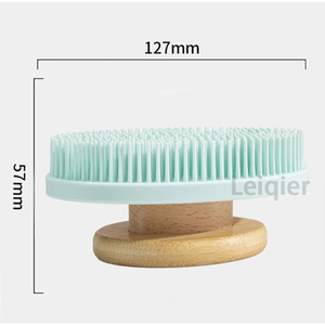 Brosse de bain massante avec manche en bois naturel et logo personnalisé, brosse de douche exfoliante en silicone, brosse de massage du cuir chevelu pour le corps - Product Image 2