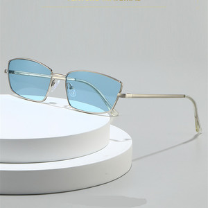 Lunettes de soleil rétro 2026 personnalisées avec logo, monture argentée, UV400, légères, petites et carrées, pour hommes et femmes - Product Image 4