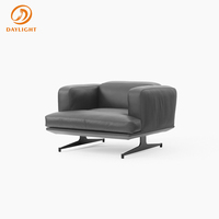 Fauteuil d'appoint moderne et contemporain avec larges accoudoirs, base basse, en cuir PU de haute qualité bleu foncé pour salon