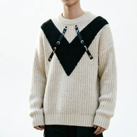 Pull col V en tricot épais et lourd - Détail de sangle style techwear audacieux. L'essentiel ultime pour la mode urbaine automne/hiver.