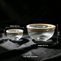 Ensemble de saladiers en verre multi-tailles, transparents, à nervures, avec bord en bambou et couvercle visible, pour la préparation des aliments et le service lors de fêtes