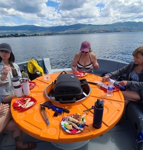 Barca Elettrica Galleggiante a Forma di Ciambella per 6-8 Persone con Barbecue e Ombrellone, Attrezzatura per Divertimento Acquatico per Laghi, Fiumi e Resort - Product Image 2