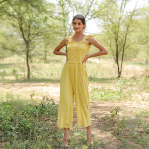 Vestido Amarillo con Estampado de Puntos, Cuello Cuadrado, Sin Mangas, con Volantes, Ajustado, Casual, Veraniego, Tejido Transpirable, Elegante para Mujer - Product Image 1