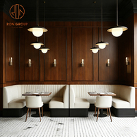 Mobilier de restaurant en bois pour café et bar : banquette, table et chaises, canapé, banc de banquette