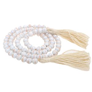 Guirnalda de cuentas de madera vintage lavada blanca de 58 pulgadas con borla para decoración de madera de granja - Product Image 1