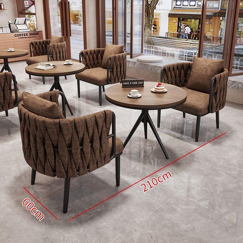 Un conjunto de 60 mesas redondas para dos personas.