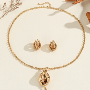Jingciren Boutique: Nuevo conjunto de joyería de estilo nacional popular con collar de cadena y borlas y pendientes, accesorios transfronterizos de personalidad. - Product Image 3