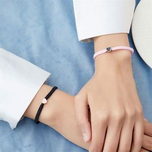 สร้อยข้อมือห่วงโซ่ทองชุบอัลลอยด์สีสันสดใสสไตล์ยุโรปอเมริกัน ปรับขนาดได้ พร้อมจี้รูปหัวใจถักทอ เหมาะสำหรับพี่น้อง ความมิตรภาพ ความรัก และวันครบรอบ - Product Image 3