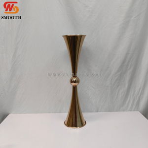 Vase en métal doré élégant et noble, grand, pour centre de table de mariage, support de fleurs fin - Product Image 2