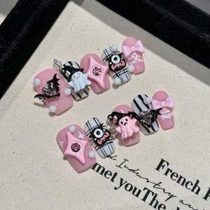 Qianya prensa corta en las <span class=keywords><strong>uñas</strong></span> lindo diseño de corazón de demonio espeluznante <span class=keywords><strong>uñas</strong></span> postizas de Halloween 10 piezas negro Rosa gótico arte de <span class=keywords><strong>uñas</strong></span> con adhesivo - Product Image 6