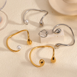 ชุดกำไลข้อมือไทเทเนียมทรงหยดน้ำประดับมุกน้ำจืดสำหรับผู้หญิงใส่ได้ทุกวัน - Product Image 1