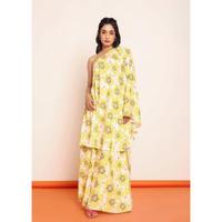 Ensemble coordonné pour femme avec haut imprimé coupe parapluie et jupe latérale, tenue deux pièces élégante à silhouette fluide, look tendance