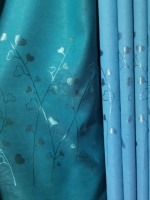 Tissu de rideau de haute qualité à motif d'herbe porte-bonheur, haute précision, adapté pour les salles d'étude et les salons.