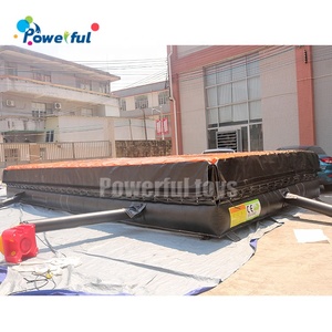 สนามกระโดดแทรมโพลีนเป่าลมแบบกำหนดเองพร้อมถุงลมนิรภัยสำหรับลงจอดและเสาเป่าลม - Product Image 6