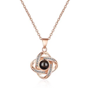 Collana con Proiezione OEM con 100 Lingue di "Ti Amo" in Foto e Testo, Ciondolo Personalizzato, Regalo per Natale e San Valentino - Product Image 5